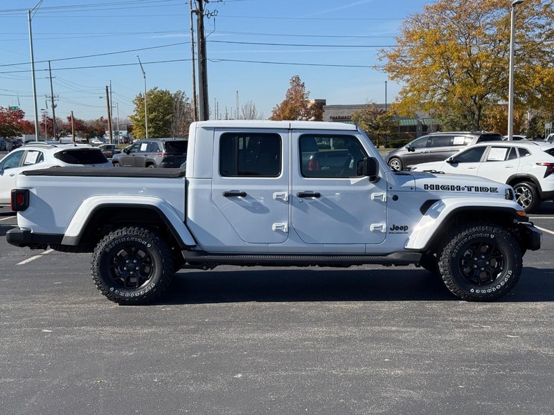 Jeep Gladiator Vehicle Full-screen Gallery Image 2