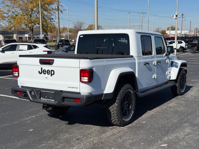 Jeep Gladiator Vehicle Full-screen Gallery Image 3