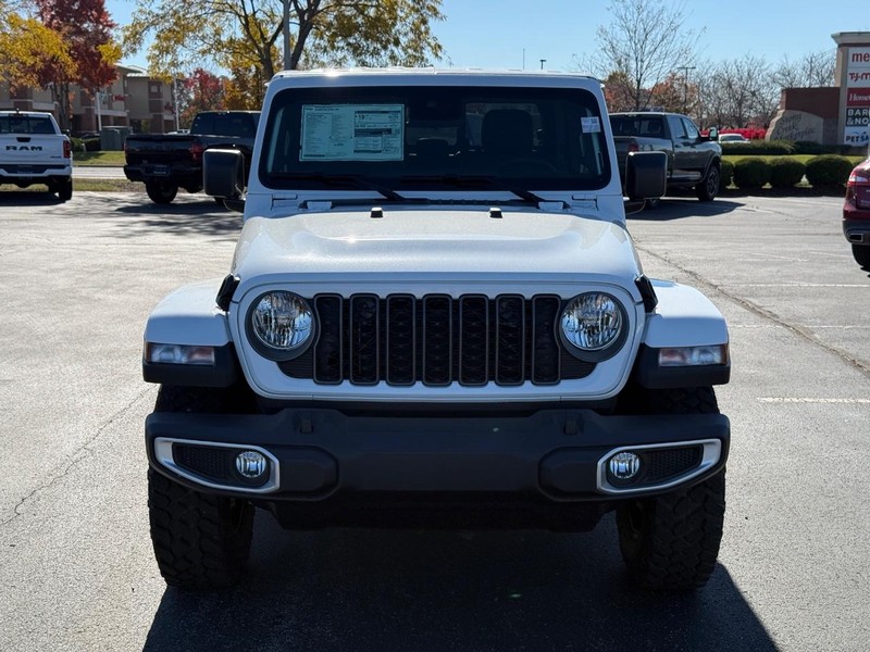 Jeep Gladiator Vehicle Full-screen Gallery Image 9