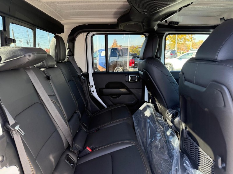 Jeep Gladiator Vehicle Full-screen Gallery Image 10