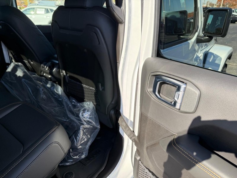 Jeep Gladiator Vehicle Full-screen Gallery Image 11