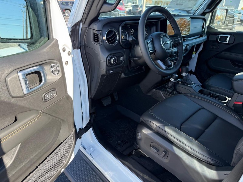 Jeep Gladiator Vehicle Full-screen Gallery Image 16