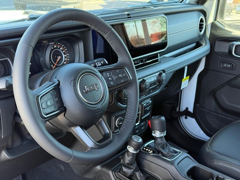 Jeep Gladiator Vehicle Full-screen Gallery Image 18