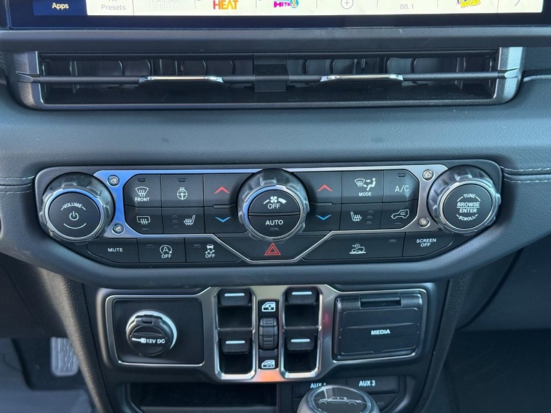 Jeep Gladiator Vehicle Full-screen Gallery Image 25