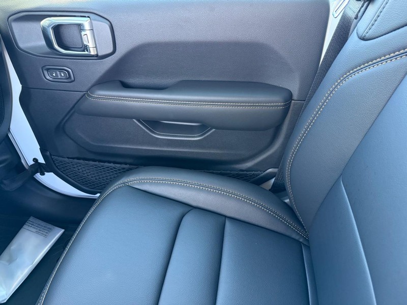 Jeep Gladiator Vehicle Full-screen Gallery Image 27