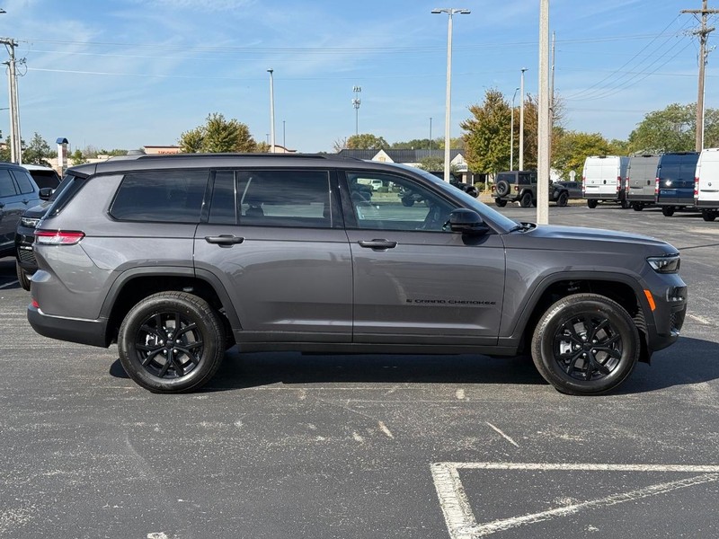 Jeep Grand Cherokee L Vehicle Full-screen Gallery Image 2