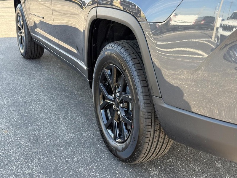 Jeep Grand Cherokee L Vehicle Full-screen Gallery Image 6