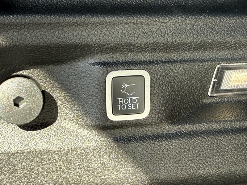 Jeep Grand Cherokee L Vehicle Full-screen Gallery Image 8