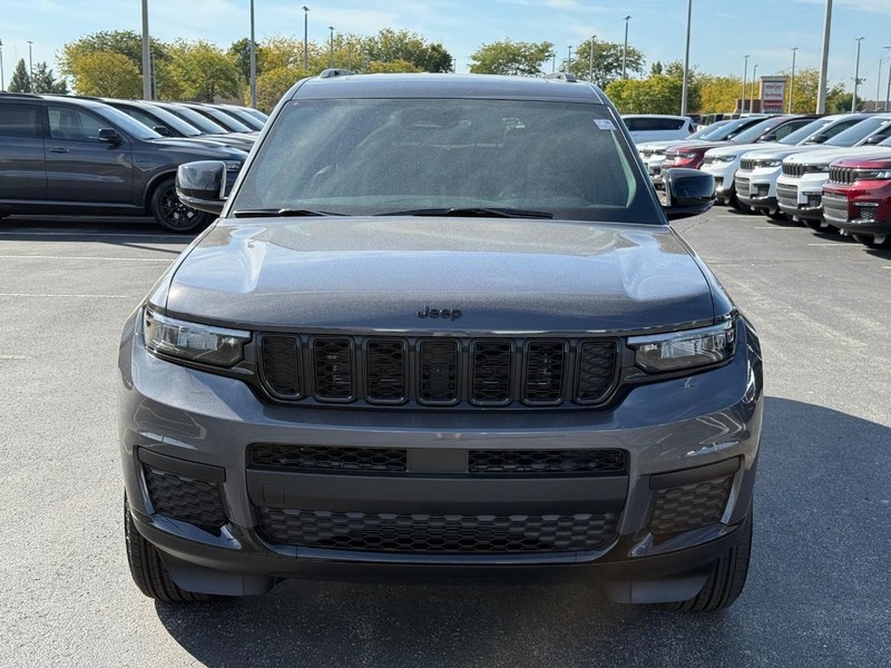 Jeep Grand Cherokee L Vehicle Full-screen Gallery Image 10