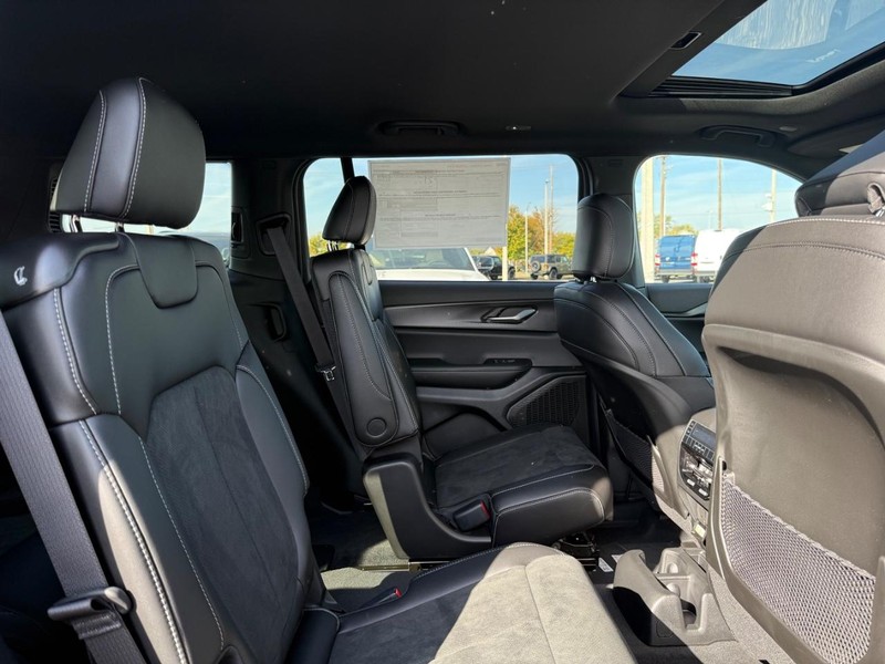 Jeep Grand Cherokee L Vehicle Full-screen Gallery Image 11