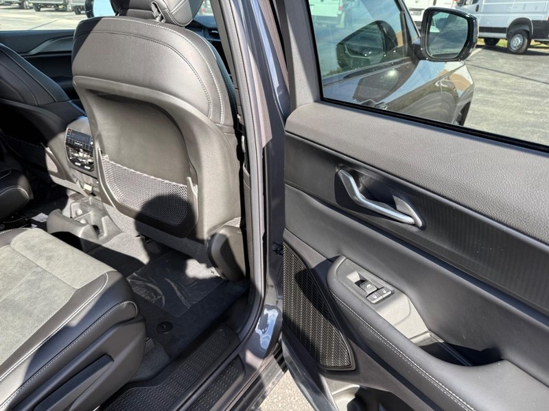 Jeep Grand Cherokee L Vehicle Full-screen Gallery Image 12