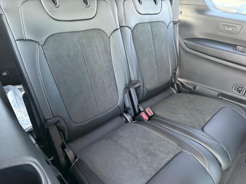 Jeep Grand Cherokee L Vehicle Full-screen Gallery Image 13