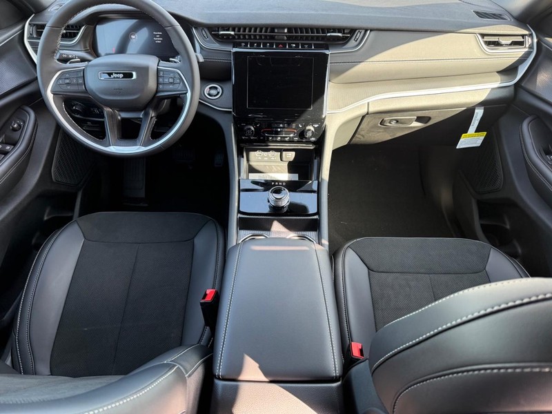 Jeep Grand Cherokee L Vehicle Full-screen Gallery Image 15