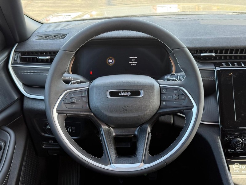 Jeep Grand Cherokee L Vehicle Full-screen Gallery Image 16