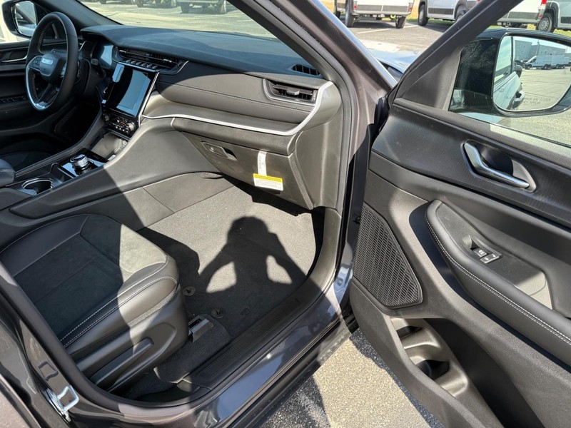 Jeep Grand Cherokee L Vehicle Full-screen Gallery Image 17