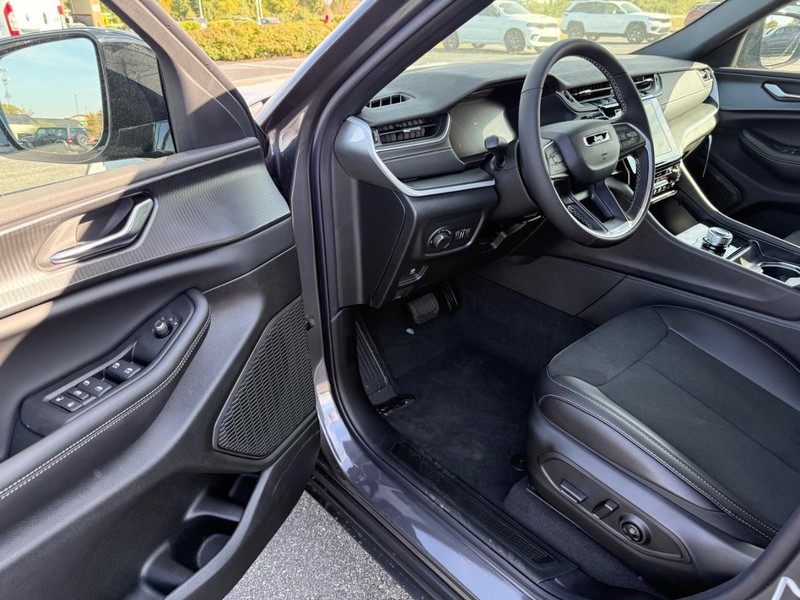 Jeep Grand Cherokee L Vehicle Full-screen Gallery Image 19