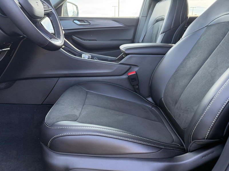 Jeep Grand Cherokee L Vehicle Full-screen Gallery Image 20