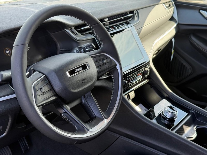 Jeep Grand Cherokee L Vehicle Full-screen Gallery Image 21