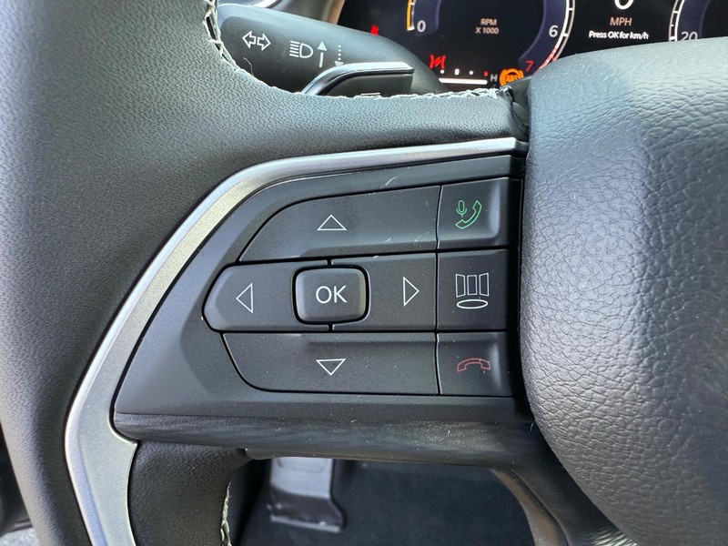 Jeep Grand Cherokee L Vehicle Full-screen Gallery Image 22