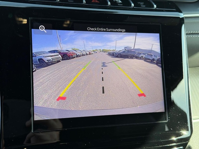 Jeep Grand Cherokee L Vehicle Full-screen Gallery Image 27