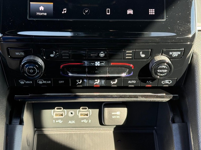 Jeep Grand Cherokee L Vehicle Full-screen Gallery Image 28