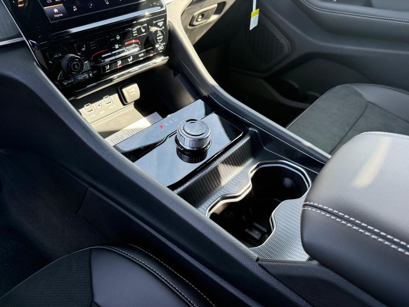 Jeep Grand Cherokee L Vehicle Full-screen Gallery Image 29