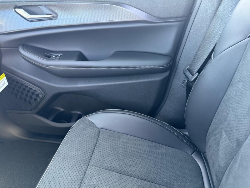 Jeep Grand Cherokee L Vehicle Full-screen Gallery Image 30