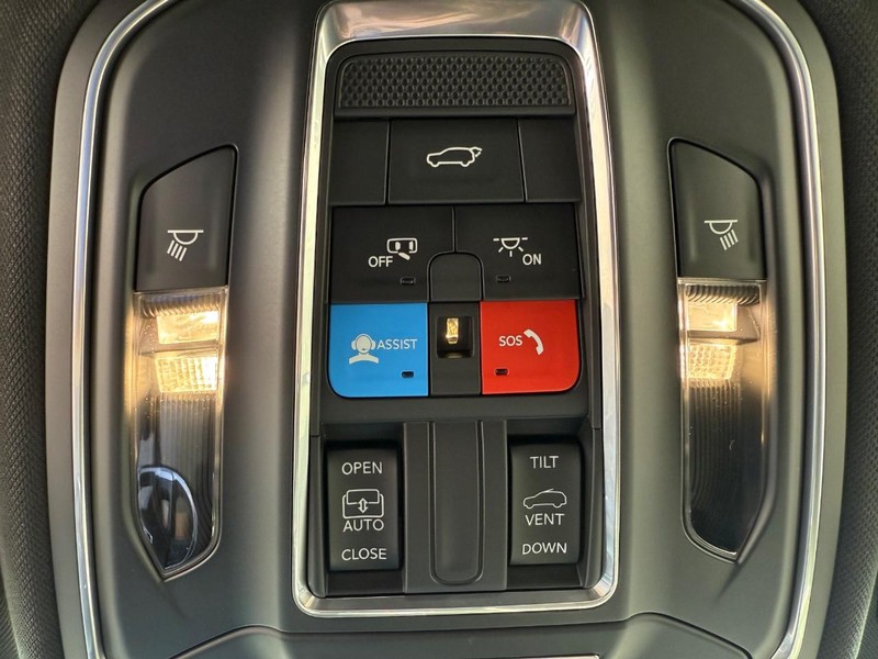 Jeep Grand Cherokee L Vehicle Full-screen Gallery Image 31