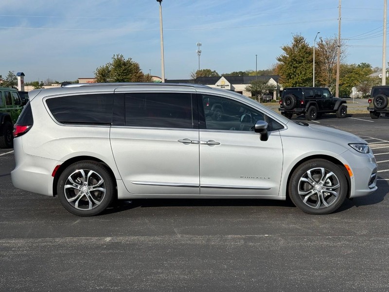 Chrysler Pacifica Vehicle Full-screen Gallery Image 2