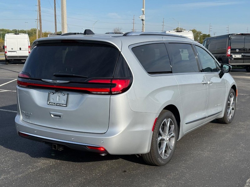 Chrysler Pacifica Vehicle Full-screen Gallery Image 3