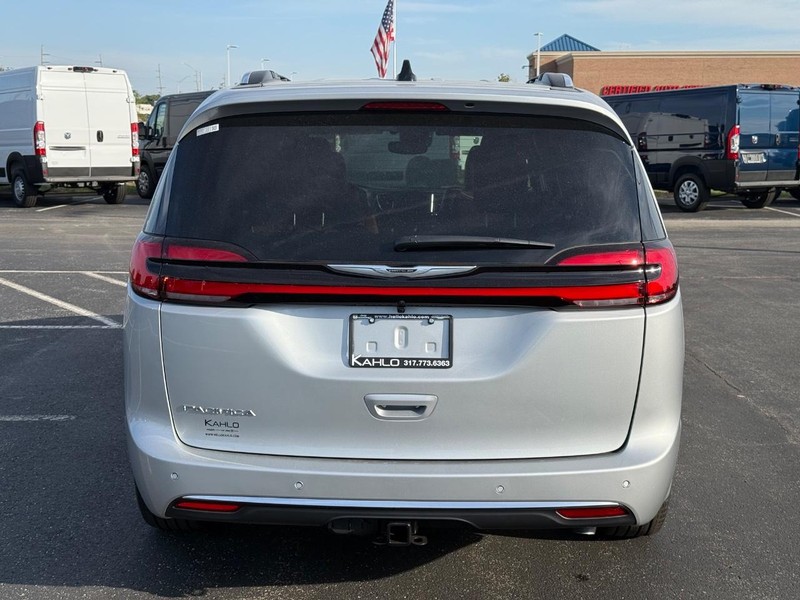 Chrysler Pacifica Vehicle Full-screen Gallery Image 4