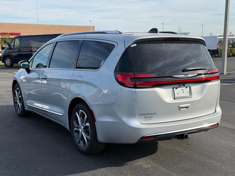 Chrysler Pacifica Vehicle Full-screen Gallery Image 5