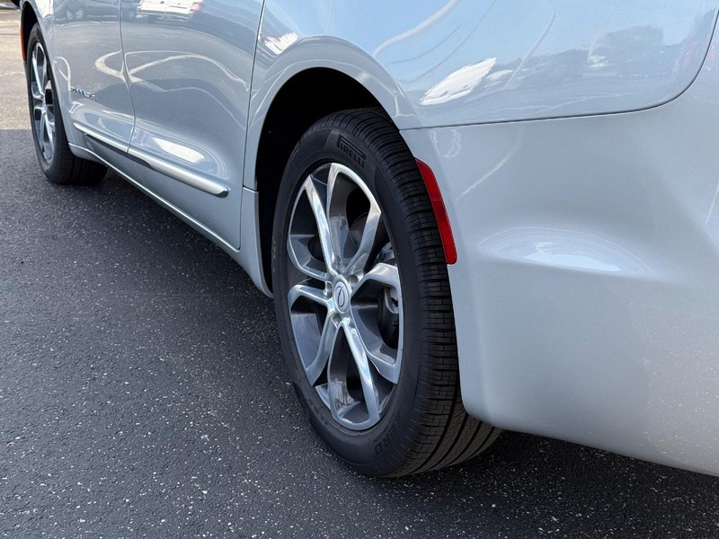 Chrysler Pacifica Vehicle Full-screen Gallery Image 6