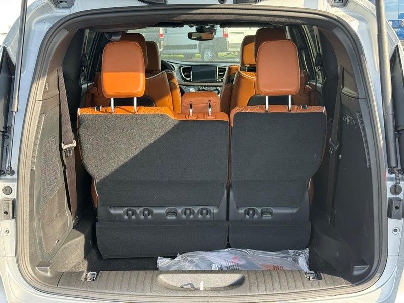 Chrysler Pacifica Vehicle Full-screen Gallery Image 7
