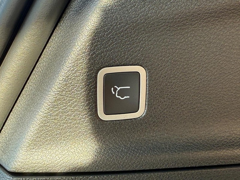 Chrysler Pacifica Vehicle Full-screen Gallery Image 8