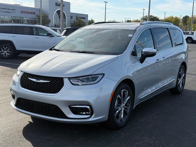 Chrysler Pacifica Vehicle Full-screen Gallery Image 9