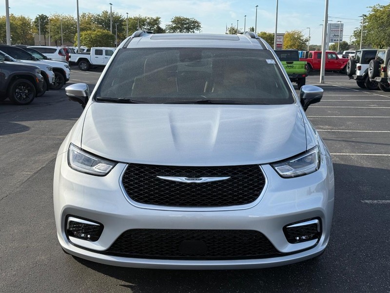 Chrysler Pacifica Vehicle Full-screen Gallery Image 10