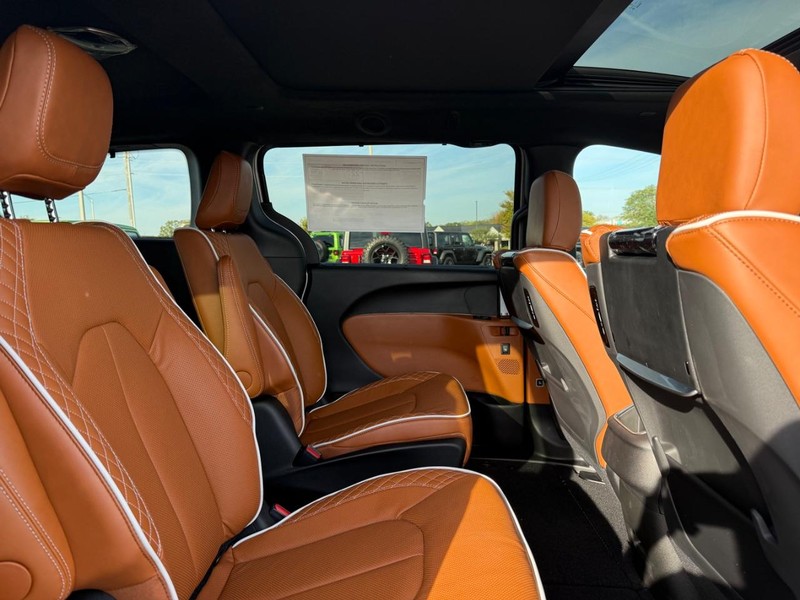 Chrysler Pacifica Vehicle Full-screen Gallery Image 11