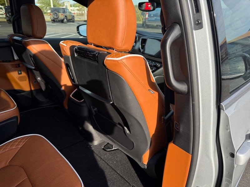 Chrysler Pacifica Vehicle Full-screen Gallery Image 12