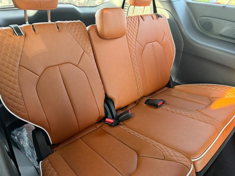 Chrysler Pacifica Vehicle Full-screen Gallery Image 13