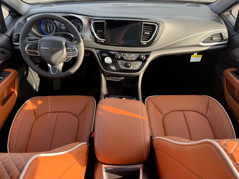 Chrysler Pacifica Vehicle Full-screen Gallery Image 15