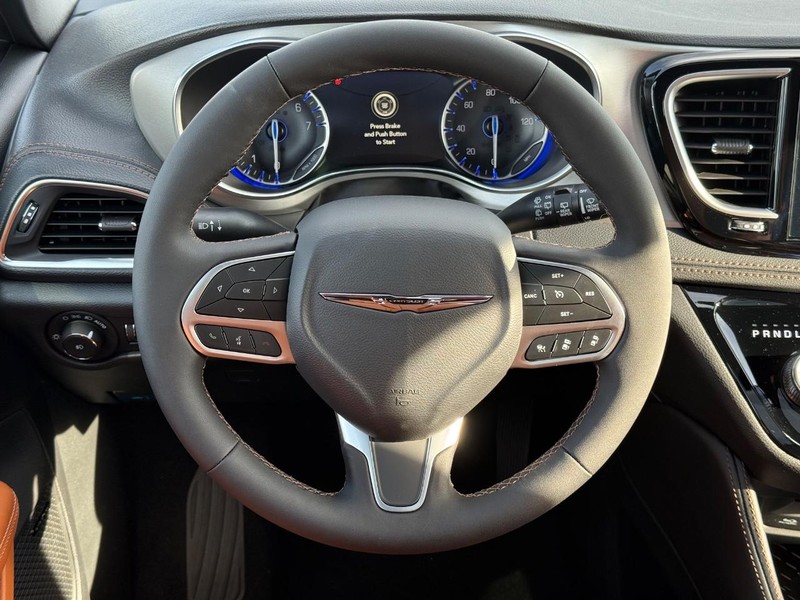 Chrysler Pacifica Vehicle Full-screen Gallery Image 16