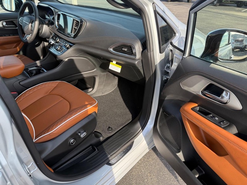 Chrysler Pacifica Vehicle Full-screen Gallery Image 17