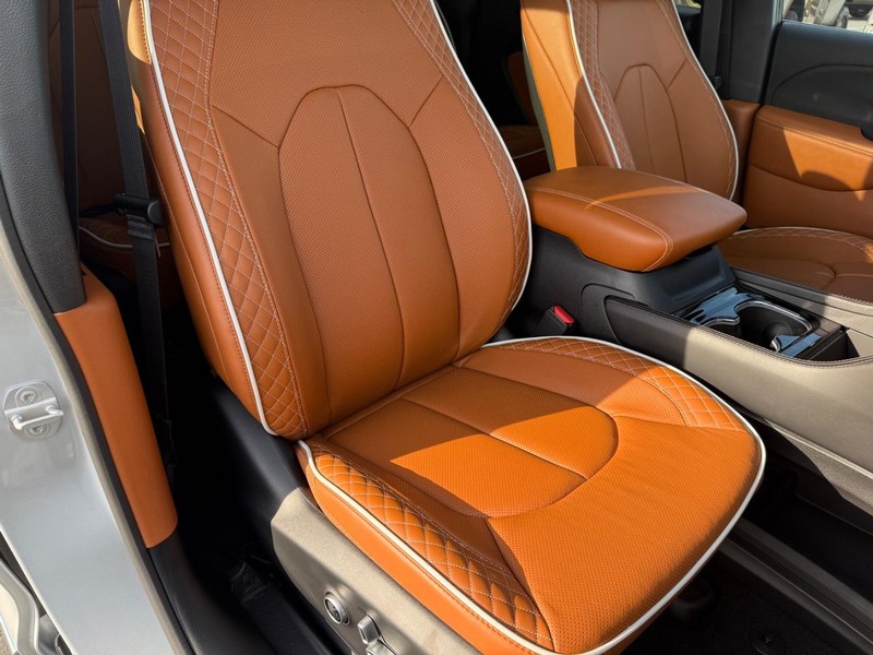 Chrysler Pacifica Vehicle Full-screen Gallery Image 18