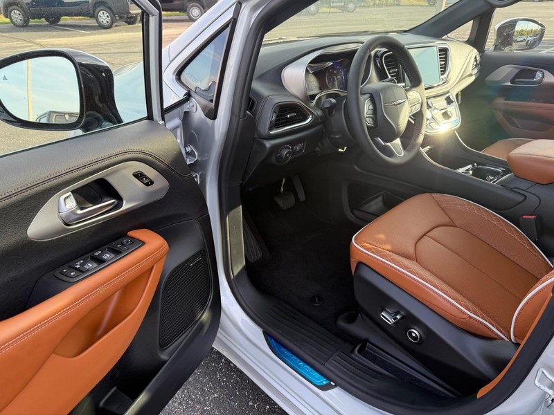 Chrysler Pacifica Vehicle Full-screen Gallery Image 19