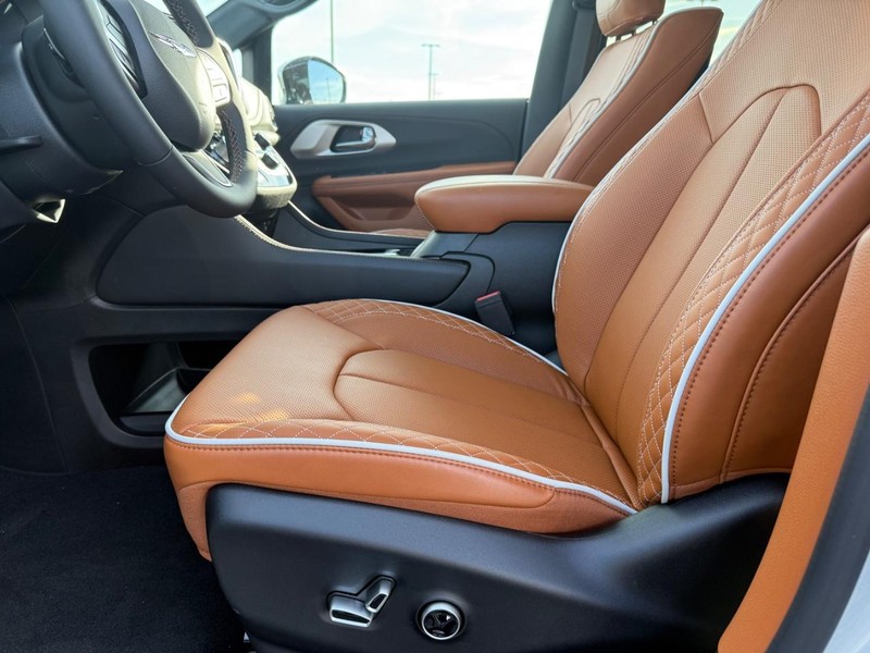 Chrysler Pacifica Vehicle Full-screen Gallery Image 20