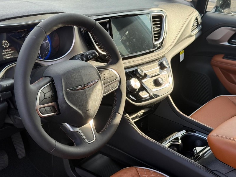 Chrysler Pacifica Vehicle Full-screen Gallery Image 21