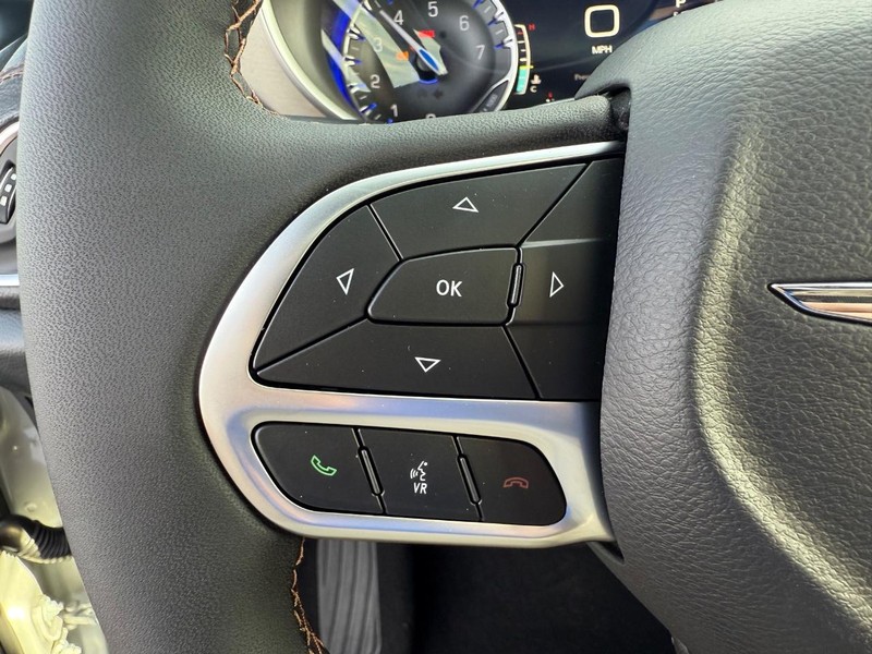 Chrysler Pacifica Vehicle Full-screen Gallery Image 22