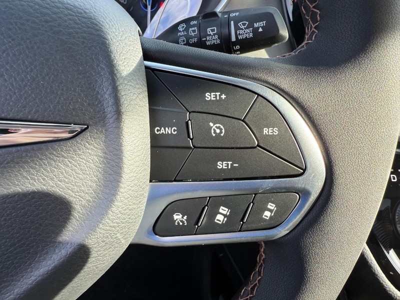 Chrysler Pacifica Vehicle Full-screen Gallery Image 23