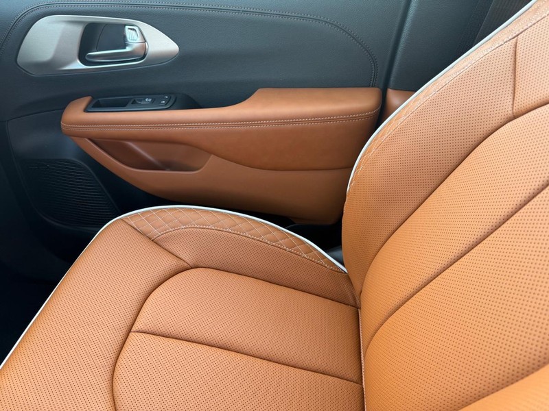 Chrysler Pacifica Vehicle Full-screen Gallery Image 29